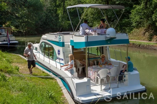 Houseboat - Yacht Charter Sailica