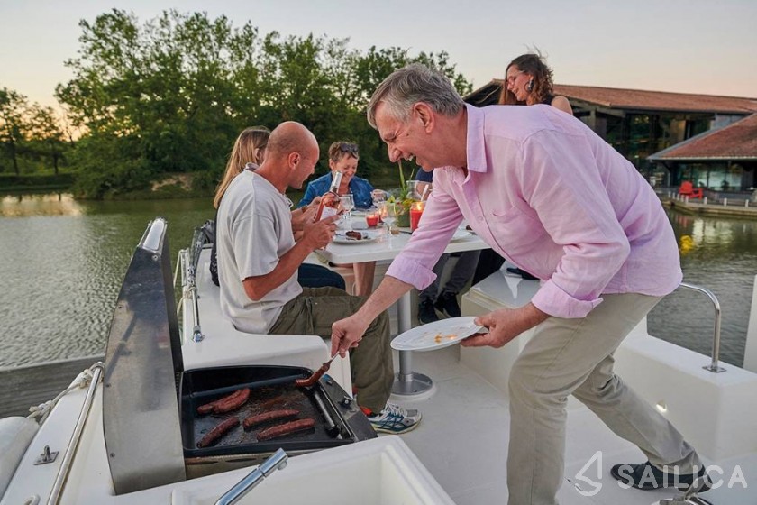 Houseboat - Yacht Charter Sailica