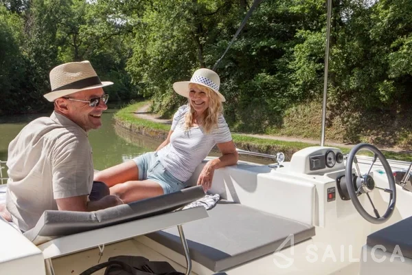 Houseboat - Yacht Charter Sailica