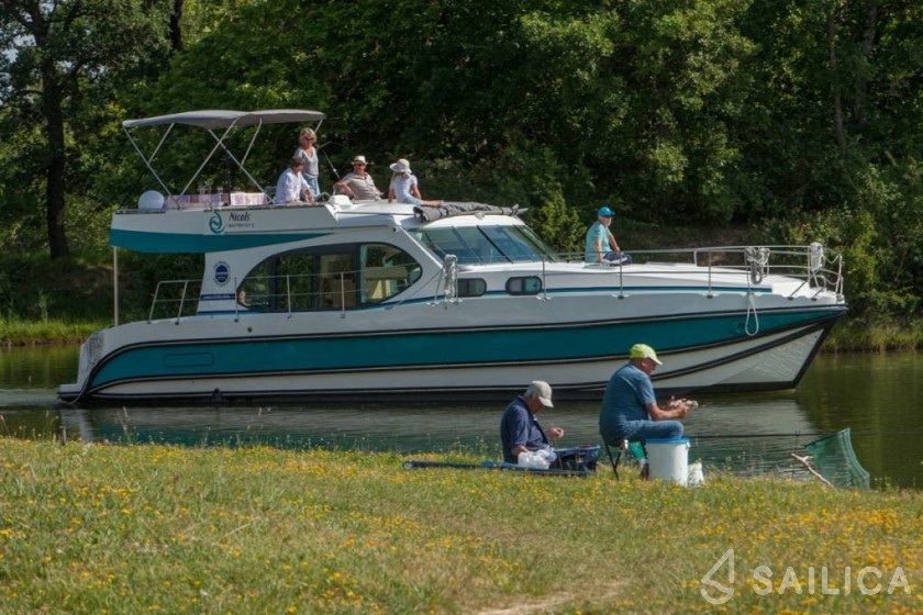 Houseboat - Yacht Charter Sailica