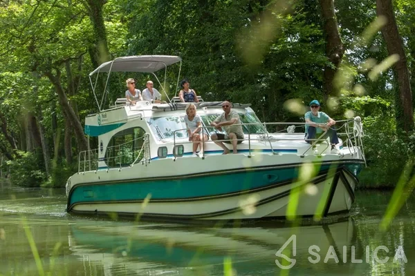 Houseboat - Yacht Charter Sailica