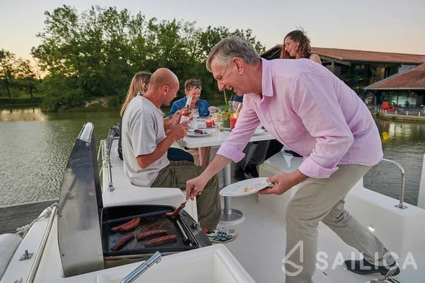 Houseboat - Yacht Charter Sailica