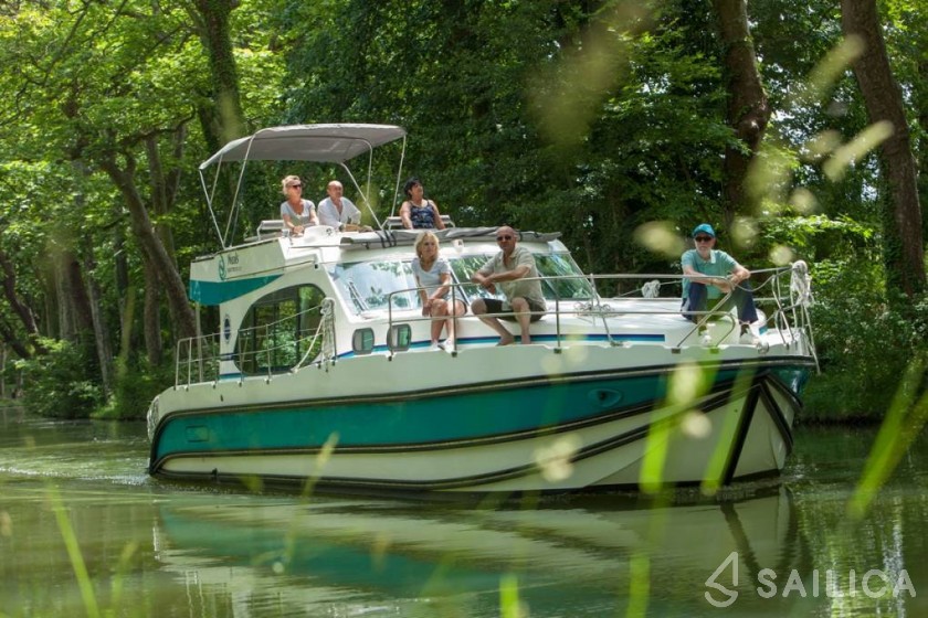 Houseboat - Yacht Charter Sailica