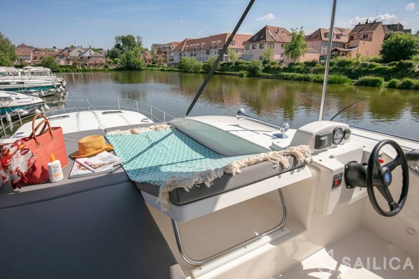Houseboat - Yacht Charter Sailica