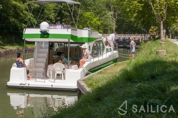 Houseboat - Yacht Charter Sailica