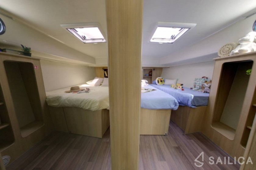 Houseboat - Yacht Charter Sailica