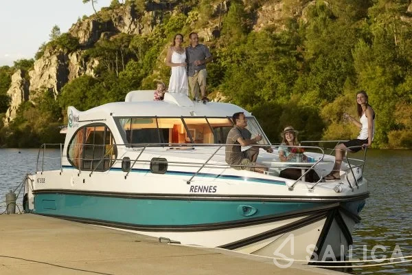 Houseboat - Yacht Charter Sailica