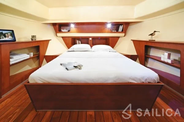 Houseboat - Yacht Charter Sailica