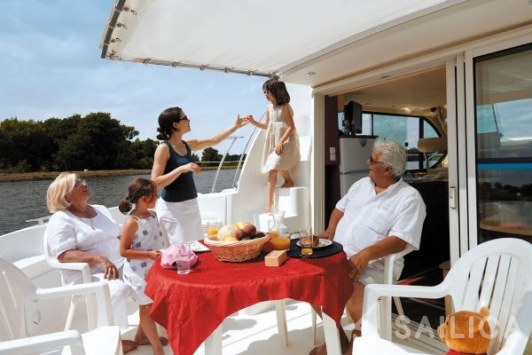 Houseboat - Yacht Charter Sailica