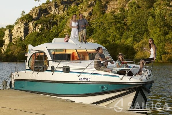 Houseboat - Yacht Charter Sailica
