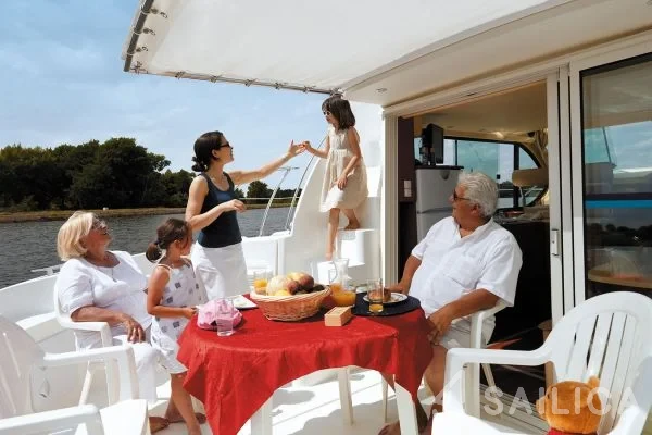 Houseboat - Yacht Charter Sailica