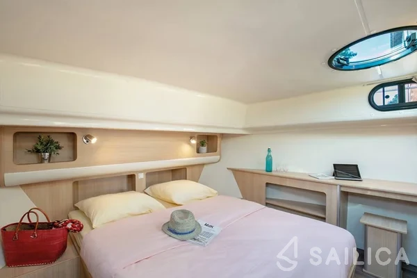 Houseboat - Yacht Charter Sailica