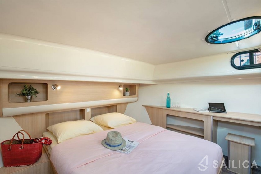 Houseboat - Yacht Charter Sailica