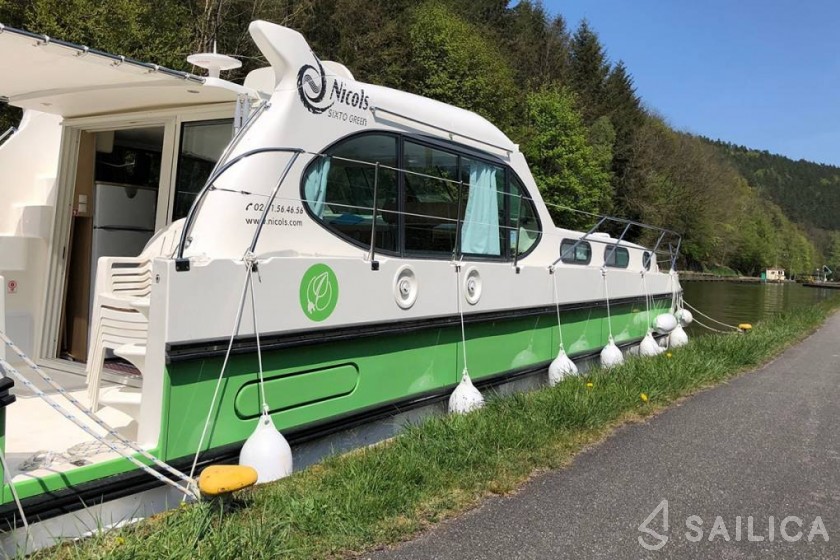 Houseboat - Yacht Charter Sailica