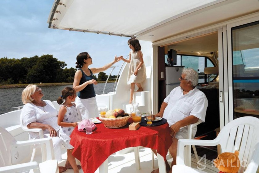Houseboat - Yacht Charter Sailica
