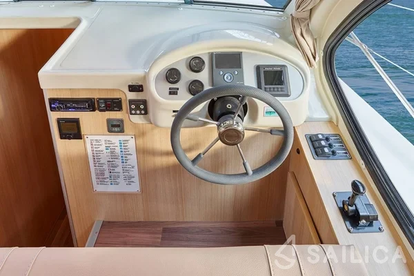 Houseboat - Yacht Charter Sailica