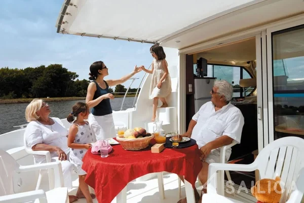 Houseboat - Yacht Charter Sailica