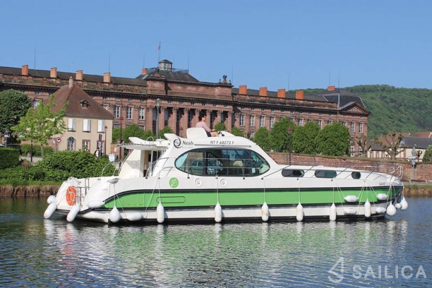 Houseboat - Yacht Charter Sailica