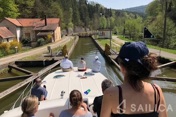 Houseboat - Yacht Charter Sailica