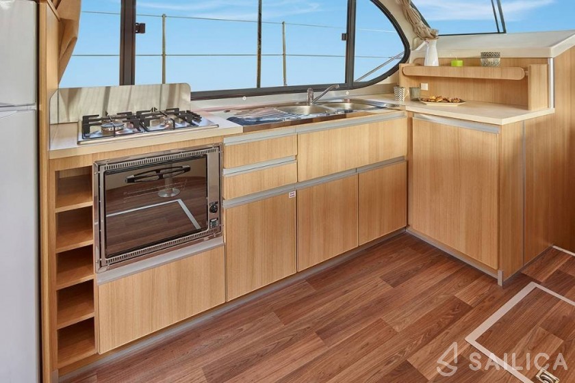 Houseboat - Yacht Charter Sailica