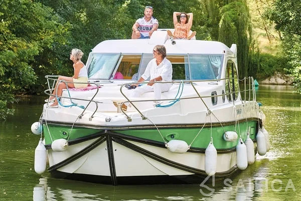Houseboat - Yacht Charter Sailica