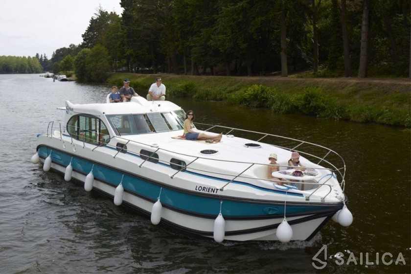 Houseboat - Yacht Charter Sailica