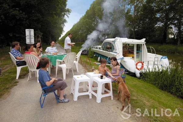 Houseboat - Yacht Charter Sailica