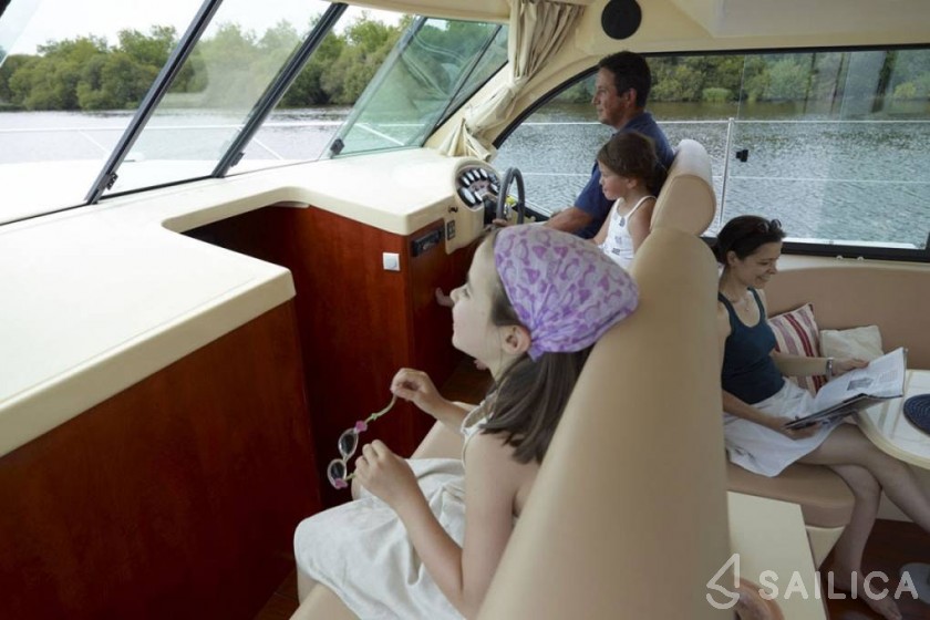 Houseboat - Yacht Charter Sailica