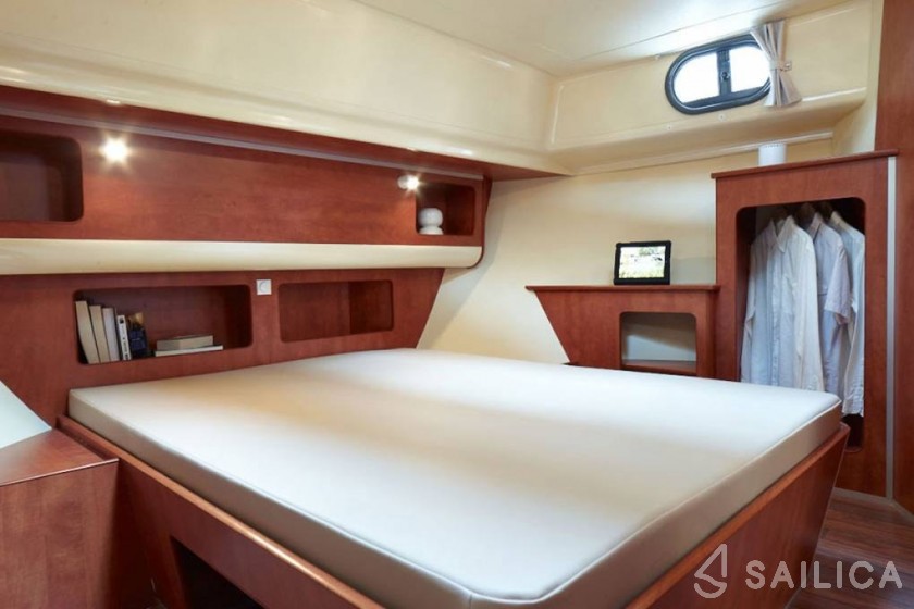 Houseboat - Yacht Charter Sailica