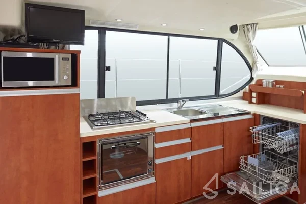 Houseboat - Yacht Charter Sailica