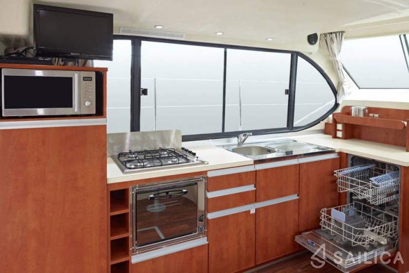Houseboat - Yacht Charter Sailica