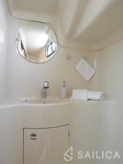 Houseboat - Yacht Charter Sailica