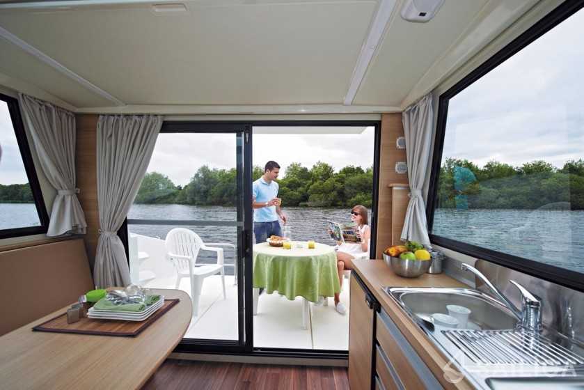 Houseboat - Yacht Charter Sailica