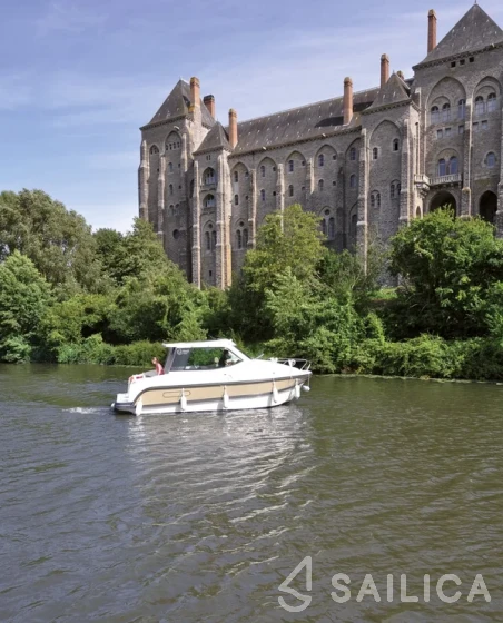 Houseboat - Yacht Charter Sailica