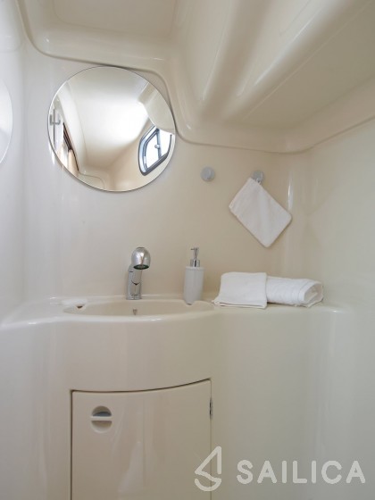 Houseboat - Yacht Charter Sailica