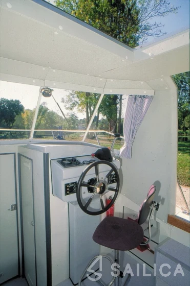 Houseboat - Yacht Charter Sailica
