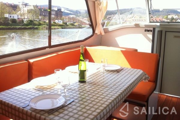 Houseboat - Yacht Charter Sailica