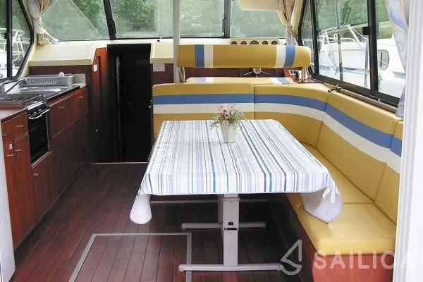 Houseboat - Yacht Charter Sailica