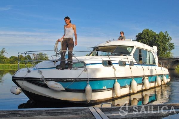 Houseboat - Yacht Charter Sailica