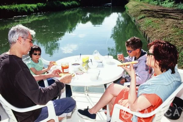 Houseboat - Yacht Charter Sailica