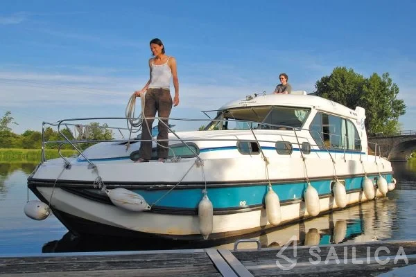 Houseboat - Yacht Charter Sailica