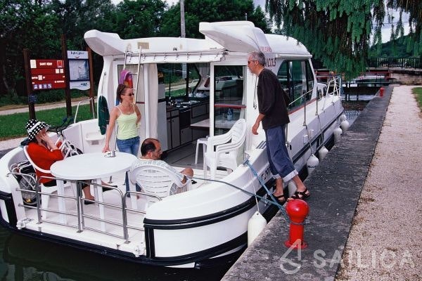 Houseboat - Yacht Charter Sailica