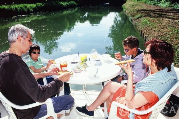 Houseboat - Yacht Charter Sailica
