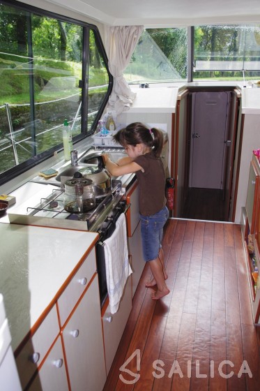 Houseboat - Yacht Charter Sailica