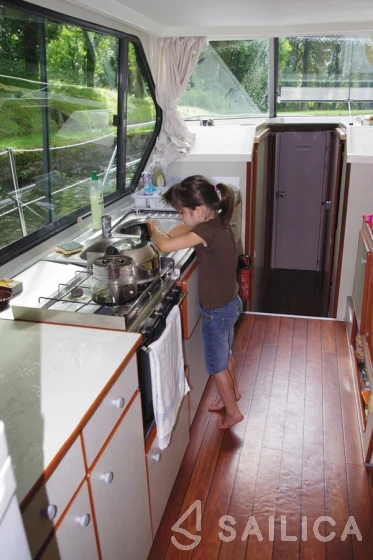 Houseboat - Yacht Charter Sailica