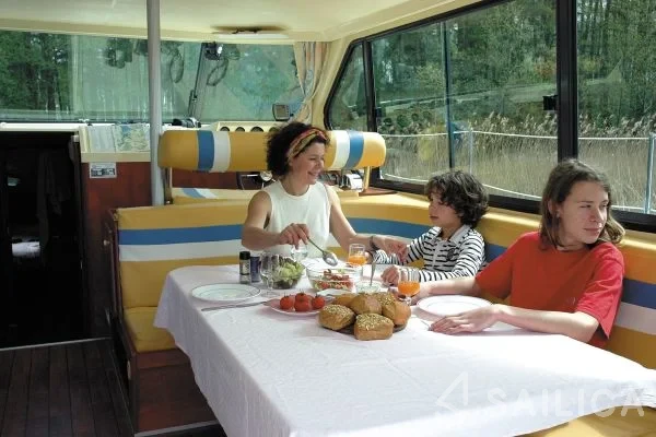 Houseboat - Yacht Charter Sailica