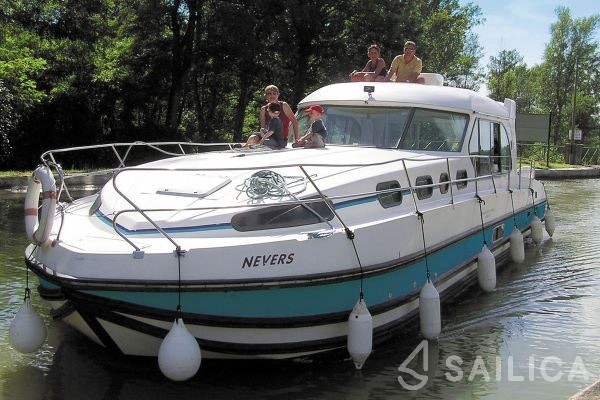 Houseboat - Yacht Charter Sailica