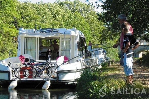 Houseboat - Yacht Charter Sailica