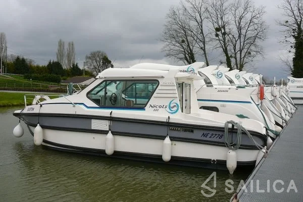 Houseboat - Yacht Charter Sailica