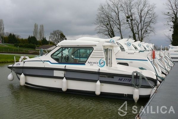 Houseboat - Yacht Charter Sailica